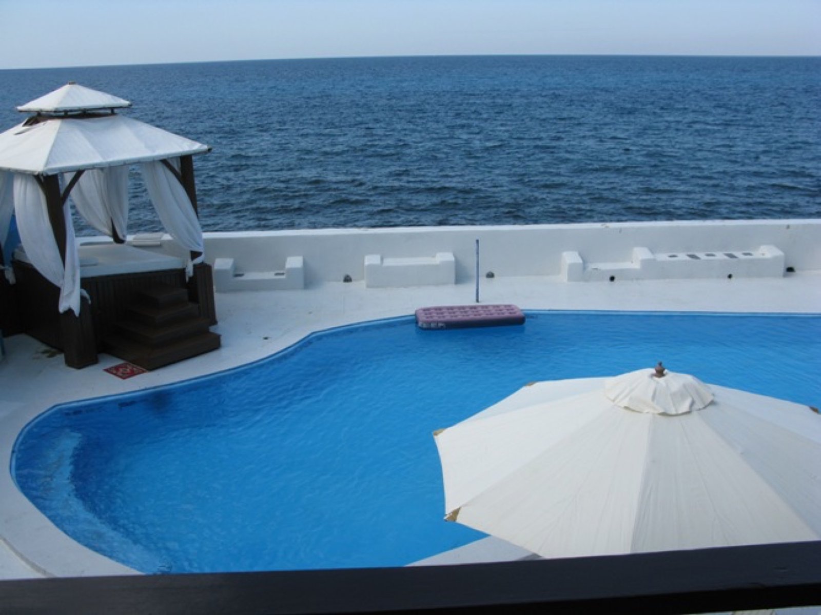 Private villa with pool and sea view in Havana